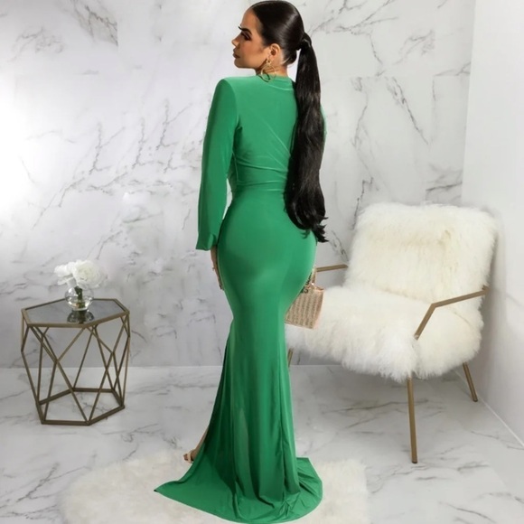 V neck long sleeves max dress. Lycra wine color. Slit - Picture 3 of 4